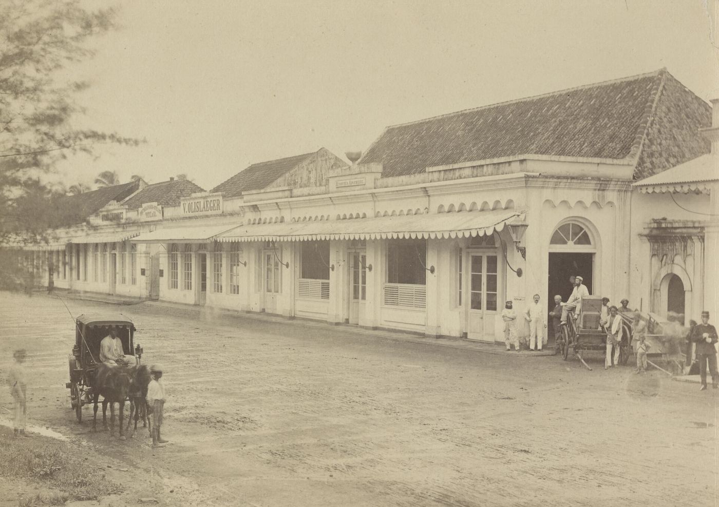 Foto lama deretan toko di Rijswijkstraat, Batavia, dengan delman di depannya
