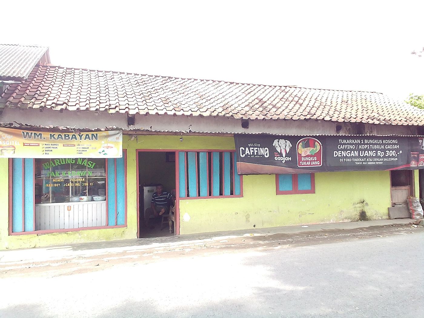 Warung makan bercat hijau dengan papan nama di pinggir jalan di Kebumen